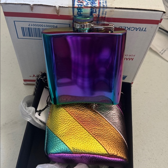 Kurt Geiger Kensington Metallic Leather Flask - Picture 4 of 13